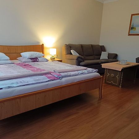 Szilvia Panzio Gyomaendrod Bed & Breakfast Bagian luar foto