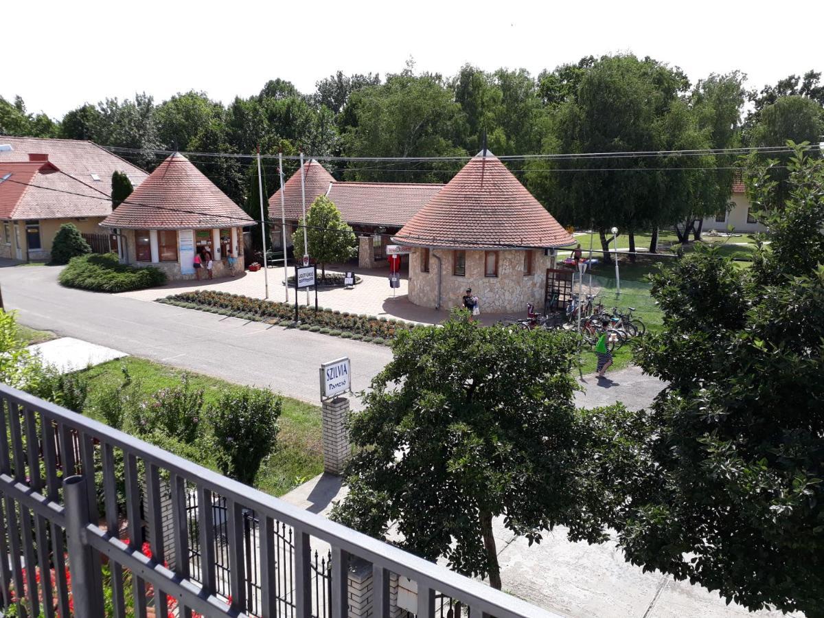Szilvia Panzio Gyomaendrod Bed & Breakfast Bagian luar foto